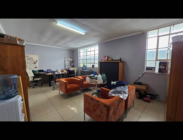 950M² WAREHOUSE TO LET IN EASTLEIGH